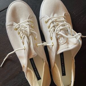 NWOT Tommy Hilfiger Ivory Canvas Lace-Up Sneakers with Gold Eyelets